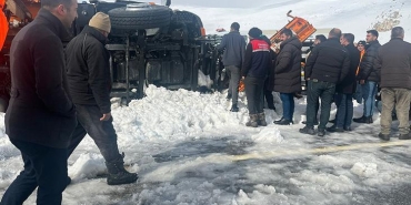 tendurek-gecidinde-kar-kureme-araci-devrildi-2-olu-8M5CZXC2.jpg