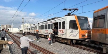 adanada-faciadan-donuldu-raydan-cikan-metro-vagonu-direge-carpti-K2DSQ8qz.jpg