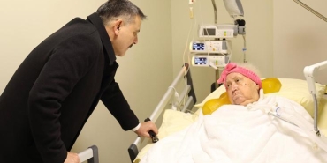 icisleri-bakani-ciftci-ilkokul-ogretmenini-hastanede-ziyaret-etti-WxNVd5wi.jpg