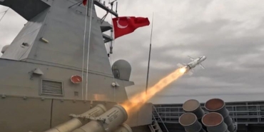 savunma-sanayii-baskani-haluk-gorgun-goruntuleri-paylasti-gemisavar-fuzesi-atmaca-kara-hedefini-tam-isabetle-zBAnB4zR.jpg