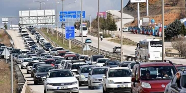 yollarda-bayram-tatilinden-donus-cilesi-basladi-iste-trafik-yogunlugu-yasanan-bolgeler-UNTvNdcQ.jpg